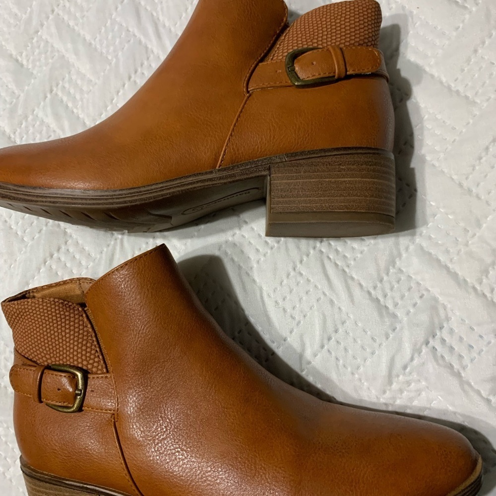BARETRAPS MARCONI TAN BOOTIES. Faux leather. Worn once. Size 6 1/2. VGC. - Picture 2 of 7